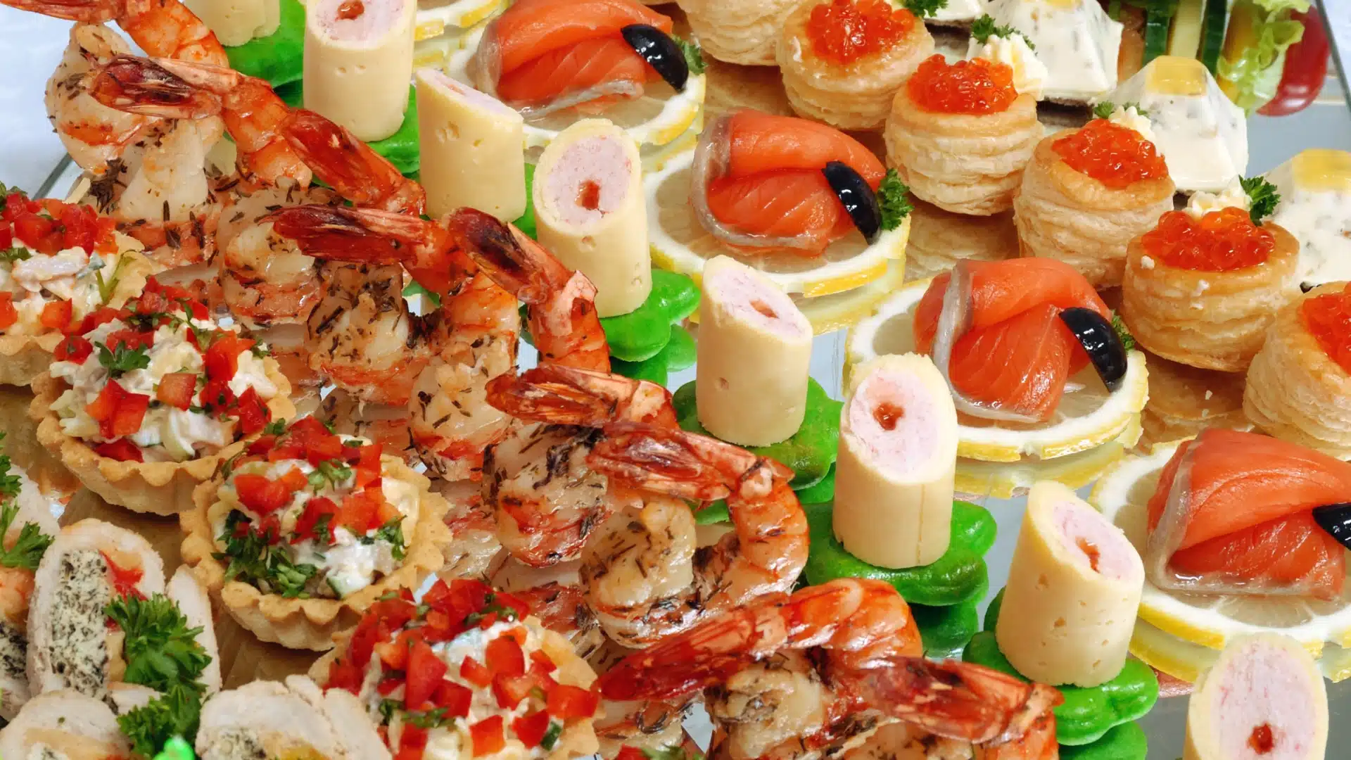 Fingerfood-Auswahl von PEC: Garnelenspieße, Lachs-Blätterteig mit Kaviar und gefüllte Törtchen