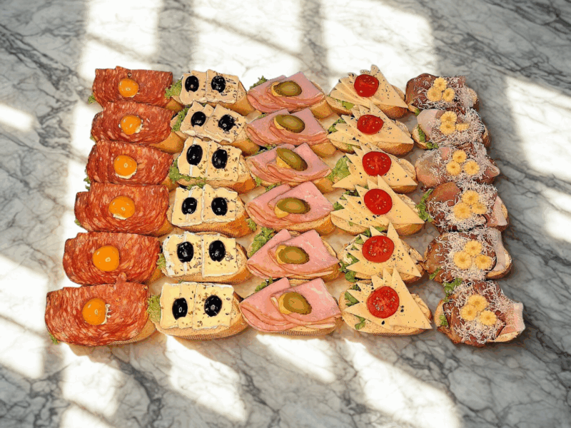 Canapé traditionell <br> [30 Stück / Platte] <br> [1 Stück = 3,05€]